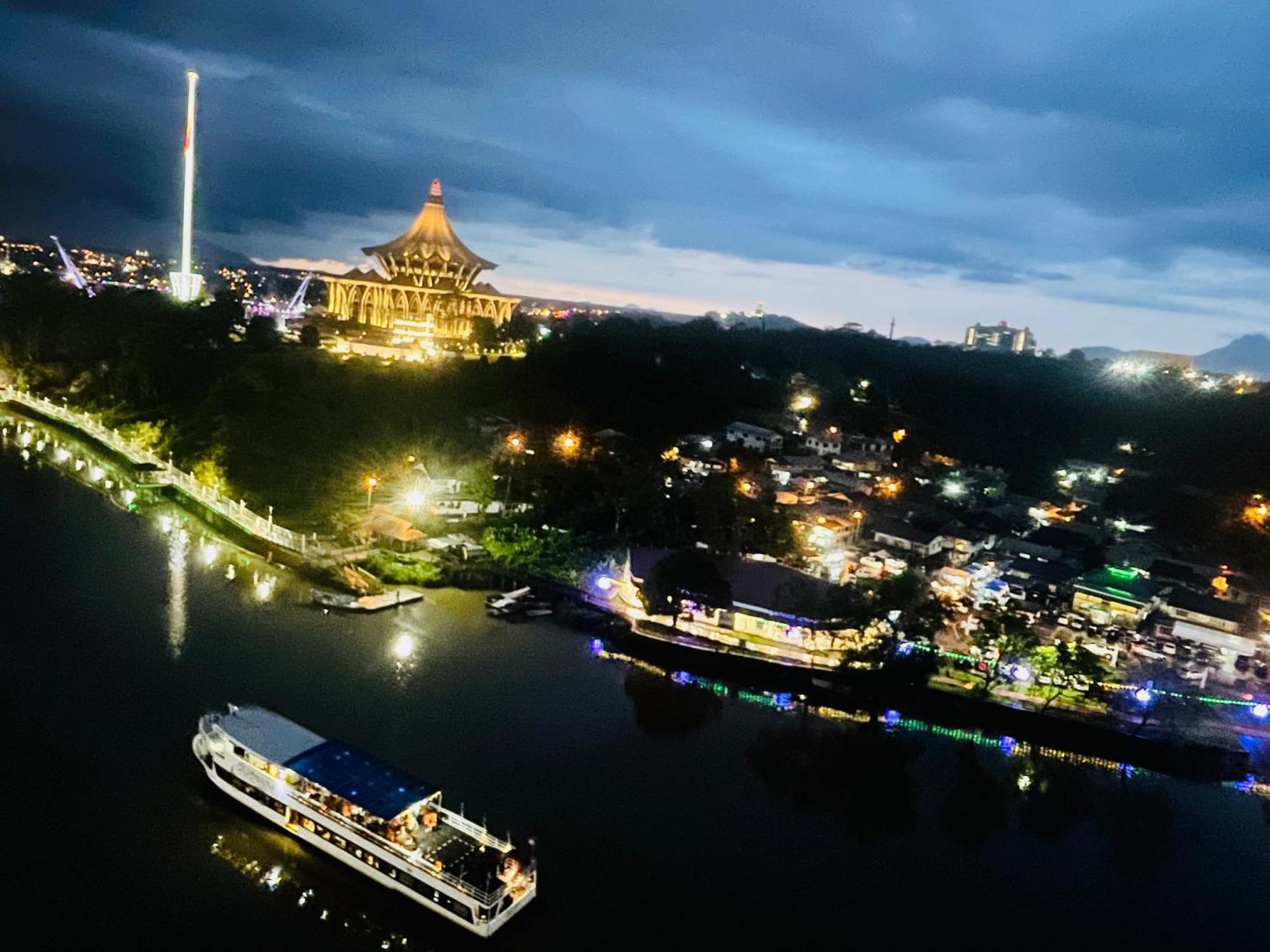 Kuching City Center Riverbank Suites With Marvelous River View Dış mekan fotoğraf